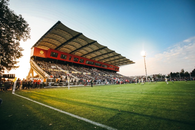 Une pelouse, deux sports et trois clubs professionnel : le défi de Rouen