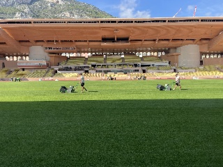 La transition estivale de la pelouse du Stade Louis II