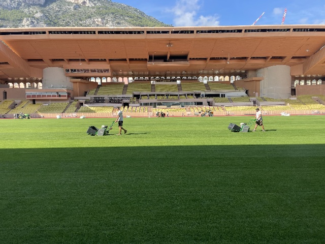La transition estivale de la pelouse du Stade Louis II