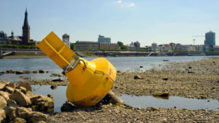 Adapting cities to water scarcity 