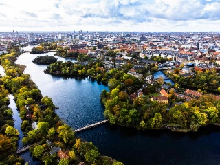 Enhancing environmental synergies in cities to address the triple planetary crisis  