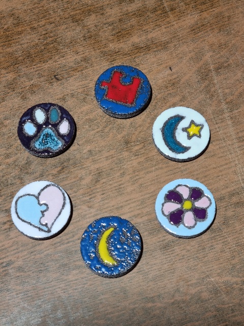 Réalisez un médaillon en pierre de lave émaillée de Volvic Avec Frédérique, de l’Atelier Juste pour toi