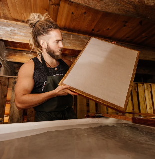 Confectionnez votre papier avec Etienne, alias "Le Dur de la Feuille"