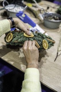 Confectionnez votre couronne de Noël avec Cécile de Fleur'T avec les sens