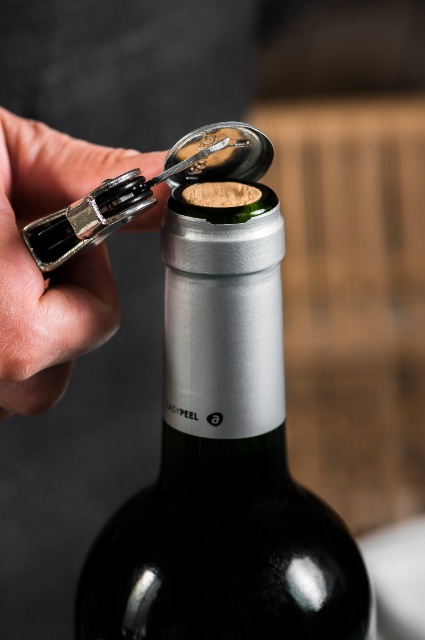 EASYPEEL, the easy-to-open aluminium capsule for wine